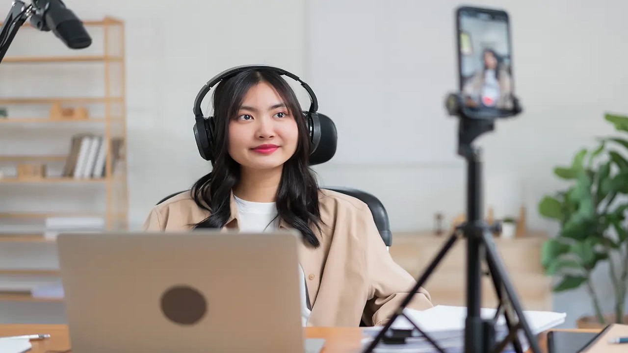 How Bloggers Can Reach New Audiences by Converting Scripts into Podcasts